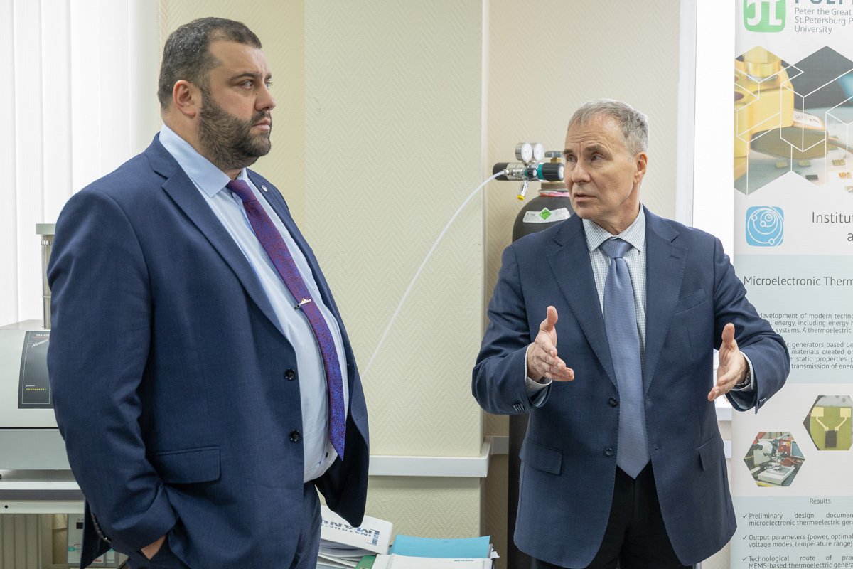 Александр Асланян и директор ИЭиТ Александр Коротков в лаборатории 