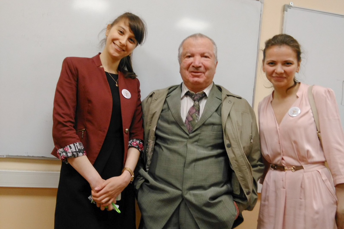 Артур Гиргидов со студентами 