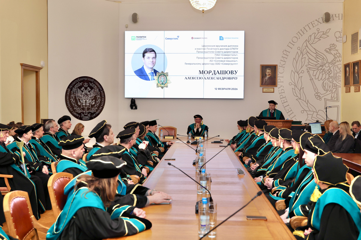 Учёный секретарь СПбПУ Дмитрий Карпов зачитал представление Почётного доктора 