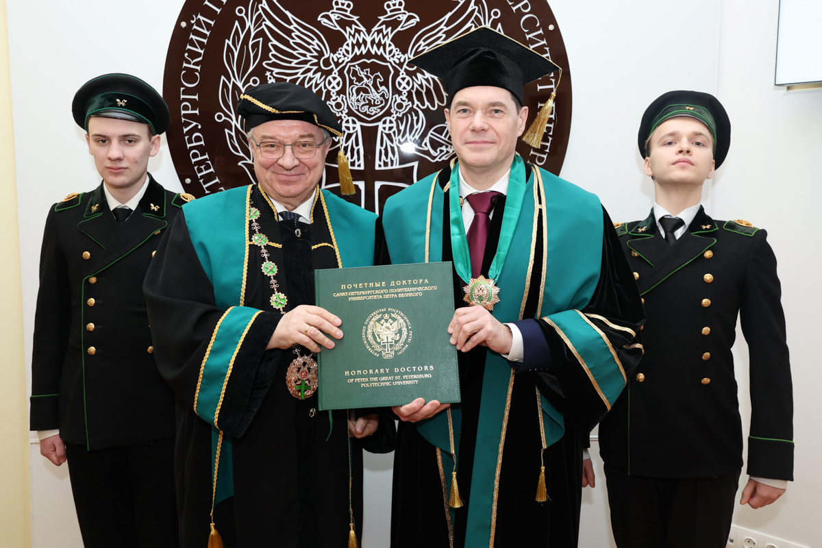 Андрей Рудской вручил Алексею Мордашову медаль и удостоверение Почётного доктора, а также книгу о почётных докторах СПбПУ 