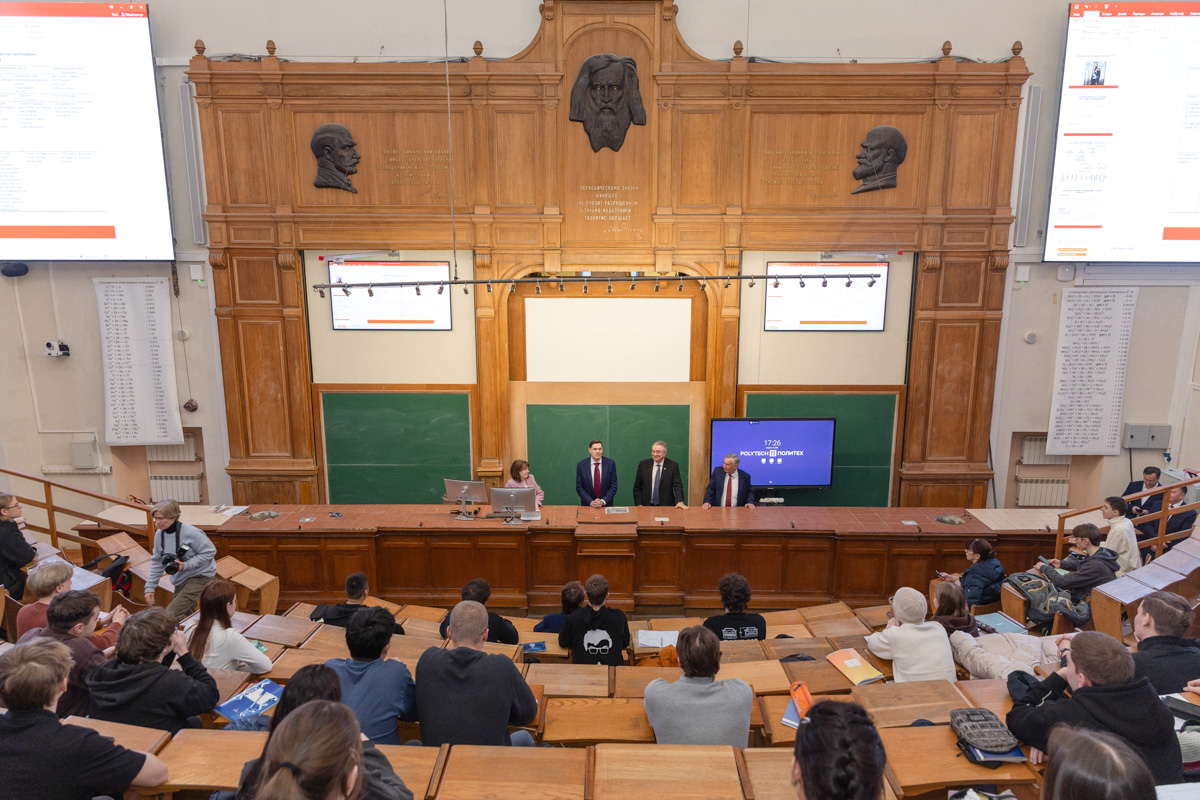 В Большой химической аудитории Алексей Мордашов сказал студентам напутственные слова 