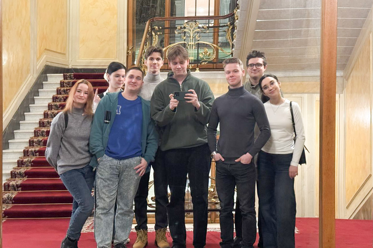 Ребята увидели, как современный офис гармонично вписывается в исторические интерьеры легендарного здания 