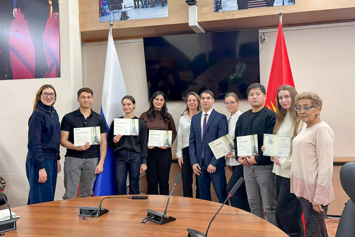 Вручили удостоверения о повышении квалификации и сертификаты 