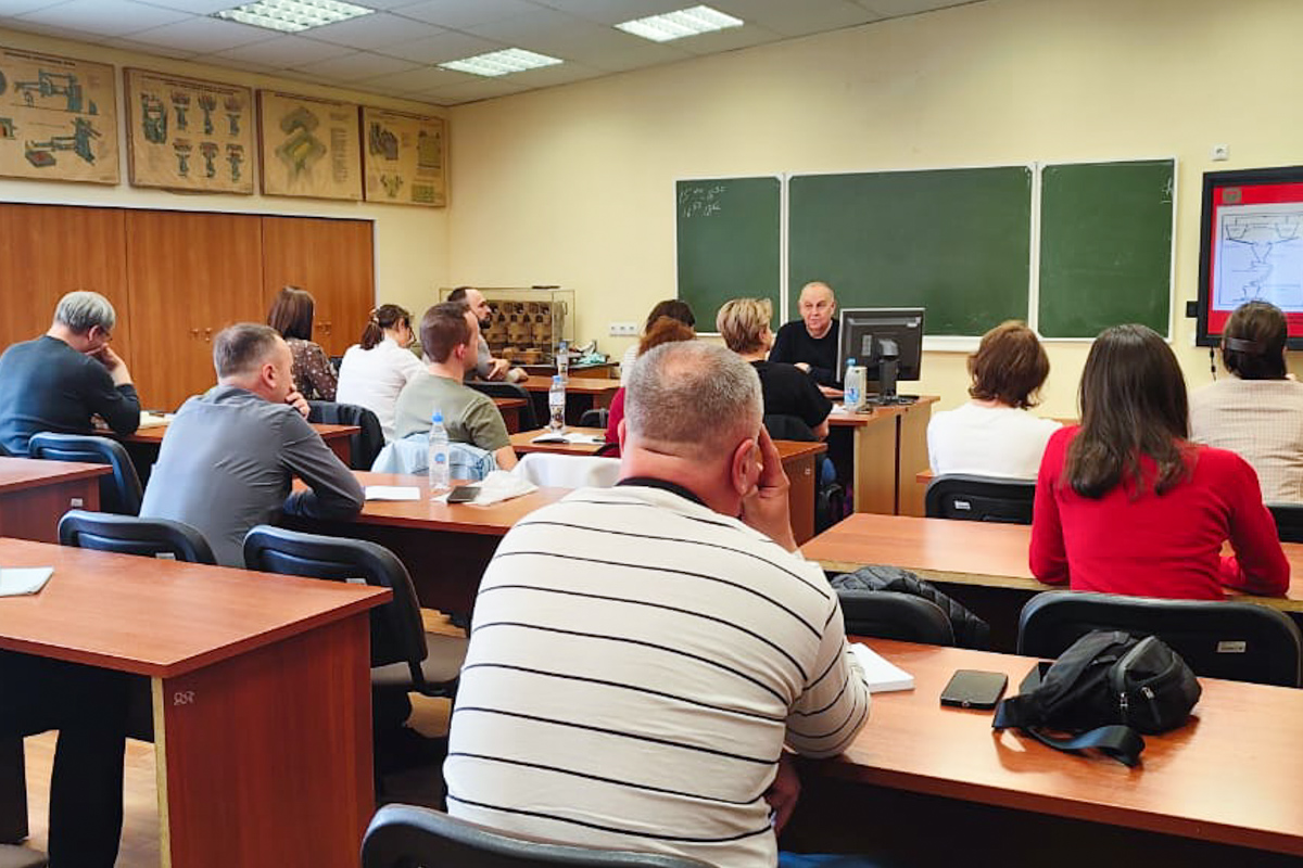 Слушатели на занятиях профессора ИММиТ Сергея Мельника 