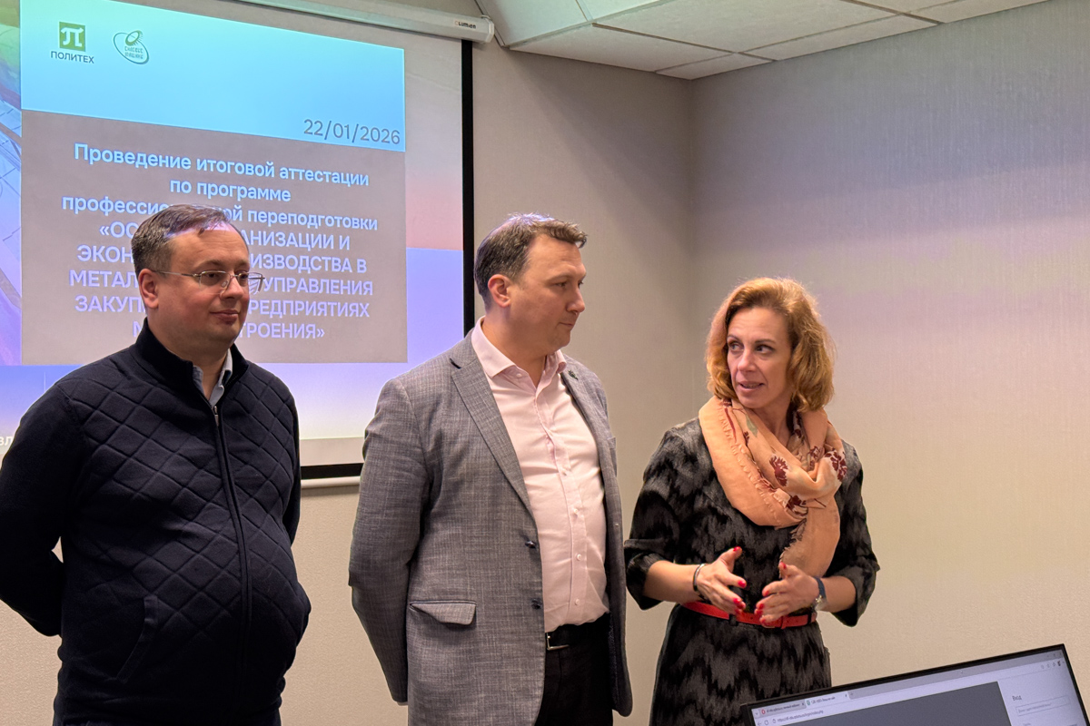 Директор Высшей школы физики и технологий материалов ИММиТ Сергей Ганин, заместитель директора ИММиТ по образовательной деятельности Павел Ковалёв и директор Высшей школы производственного менеджмента Ольга Калинина на вручении аттестатов 