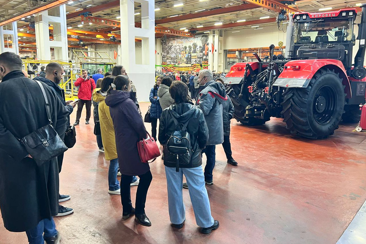 Слушатели на Тракторном заводе 