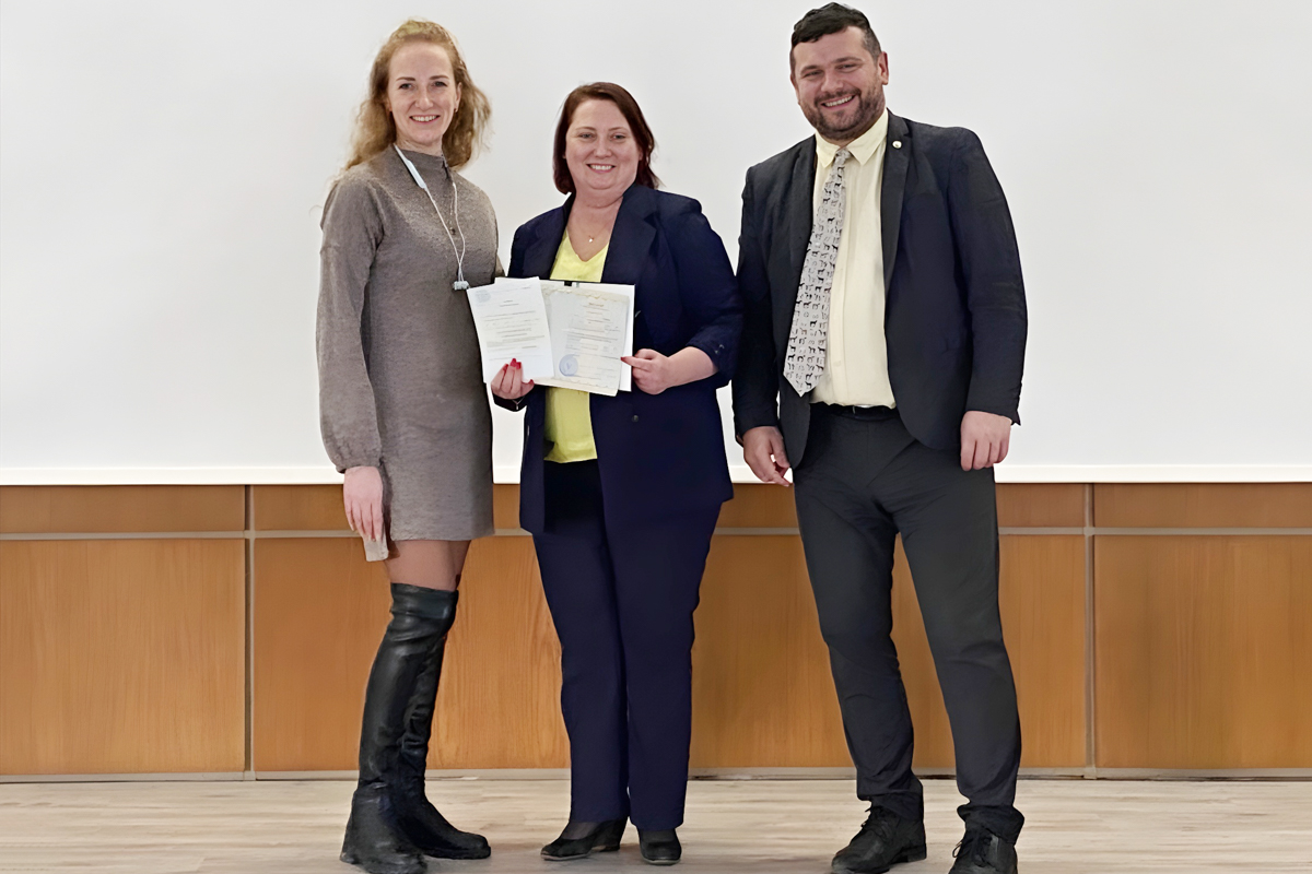 Председатель итоговой аттестационной комиссии со стороны квалифицированного заказчика, директор по развитию поставщиков общепромышленного назначения «Силовых машин» Евгения Хмель и проректор по дополнительному и довузовскому образованию СПбПУ Дмитрий Тихонов на вручении аттестатов 