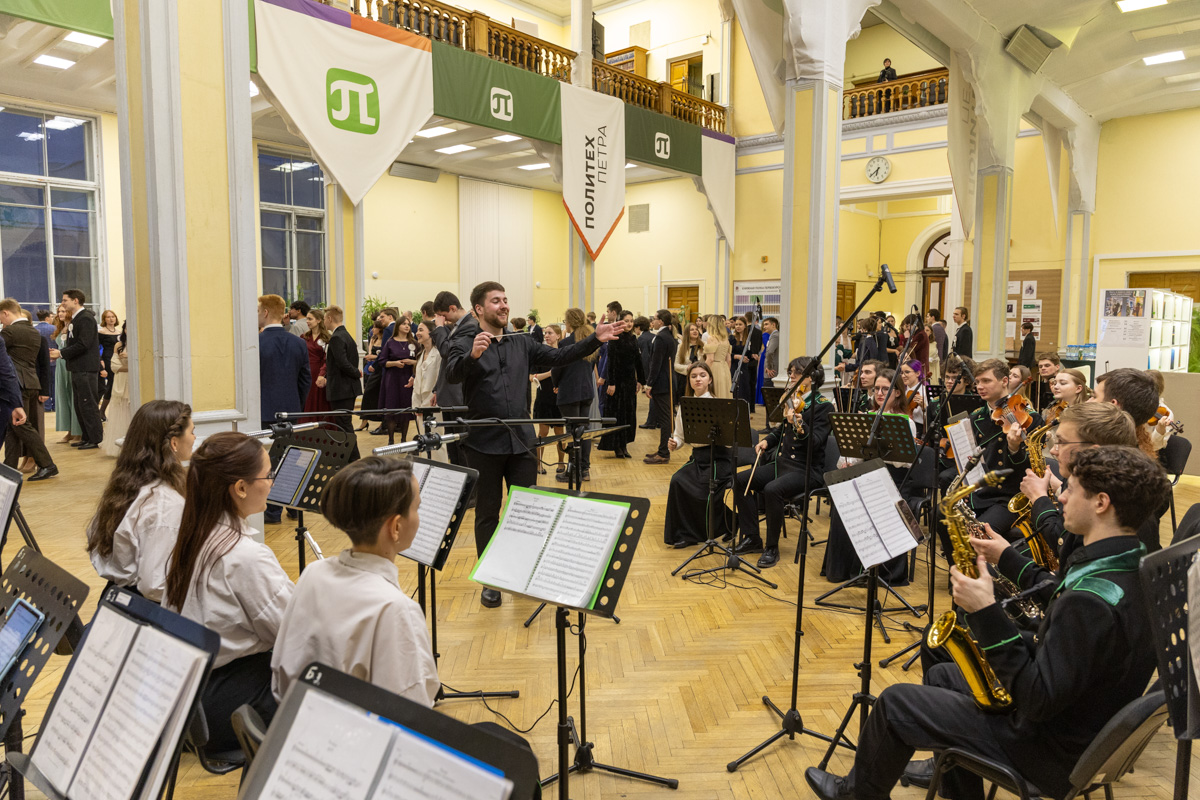 Аккомпанировал Эстрадно-симфонический оркестр Санкт-Петербургского политехнического университета Петра Великого 