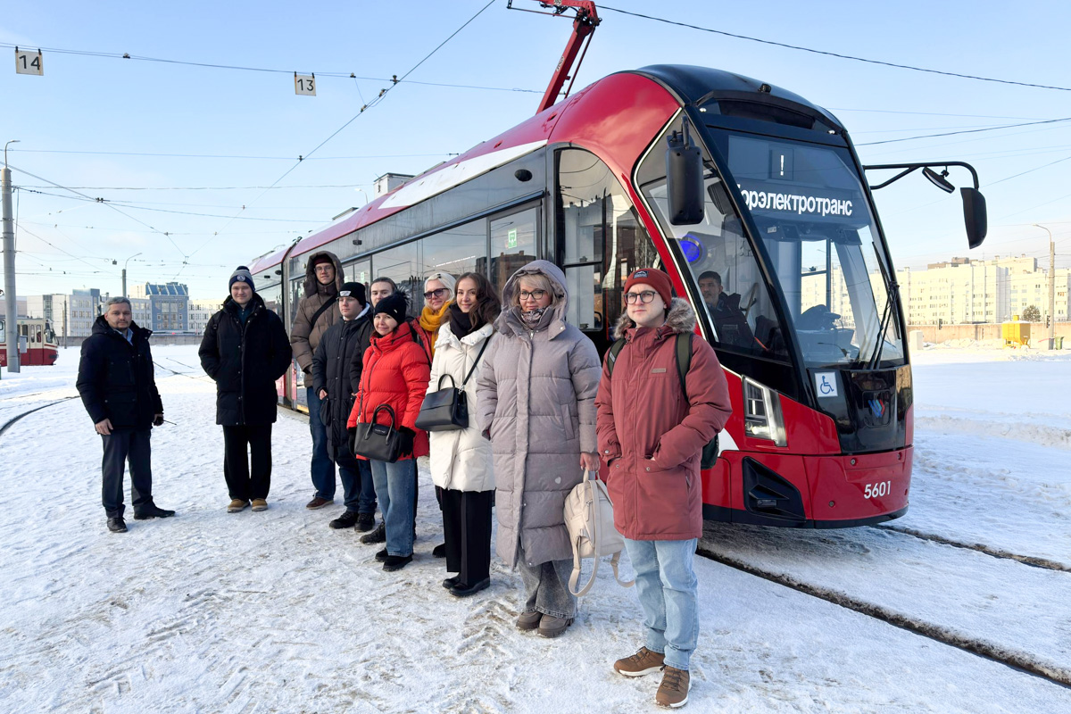 У беспилотного трамвайного вагона на полигоне по испытанию на территории ПТО «Улица Шаврова» вместе с начальником управления информационных технологий и интеллектуальных систем Павлом Поляковым 
