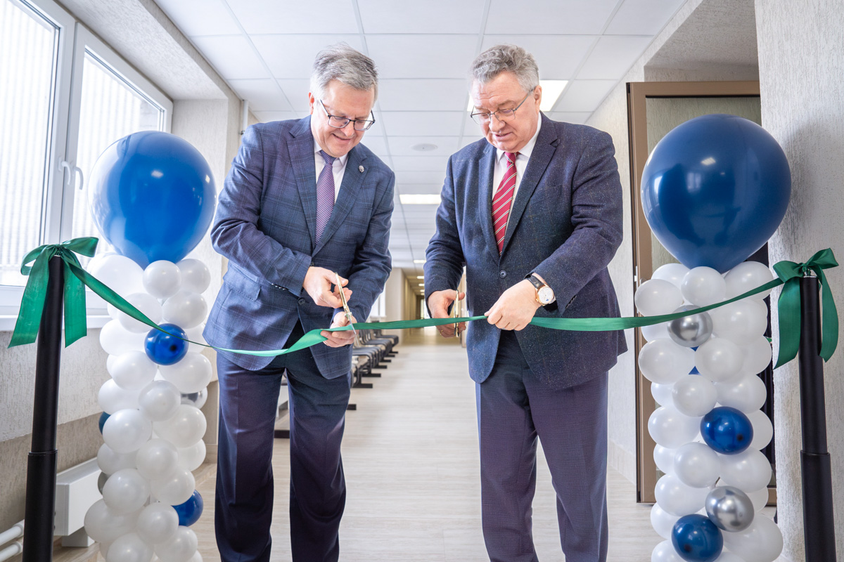 Ректор СПбПУ Андрей Рудской и директор ИПМЭиТ Владимир Щепинин открывают новые аудитории 