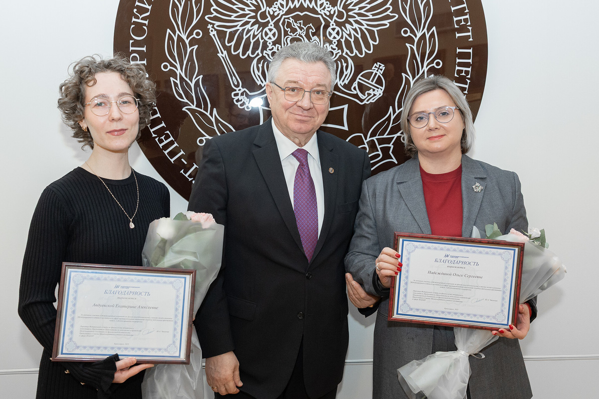 Директор Высшей школы государственного управления Ольга Надежина и доцент Инженерно-экономической школы Екатерина Авдуевская 