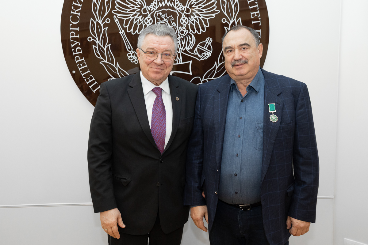 За плодотворное сотрудничество с Санкт-Петербургским политехническим университетом Петра Великого знаком отличия «За заслуги» награждён директор Центрального парка культуры и отдыха имени С. М. Кирова, Павел Селезнёв 