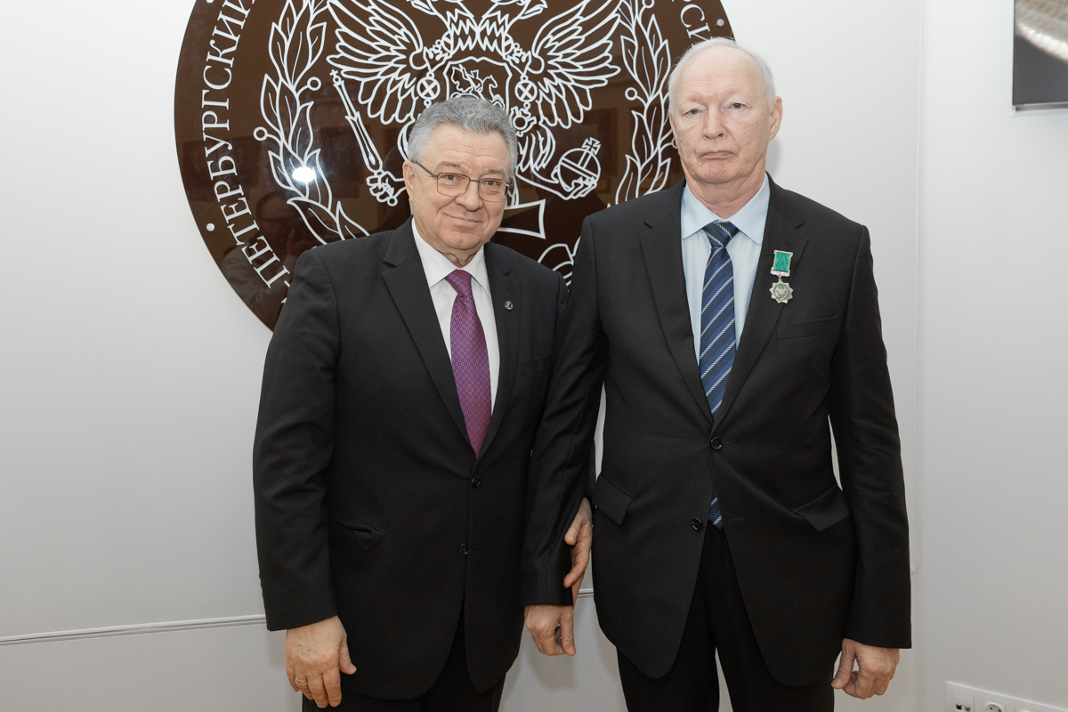 Знаком отличия «За заслуги» награждён профессор Высшей школы производственного менеджмента Владимира Кобзева 