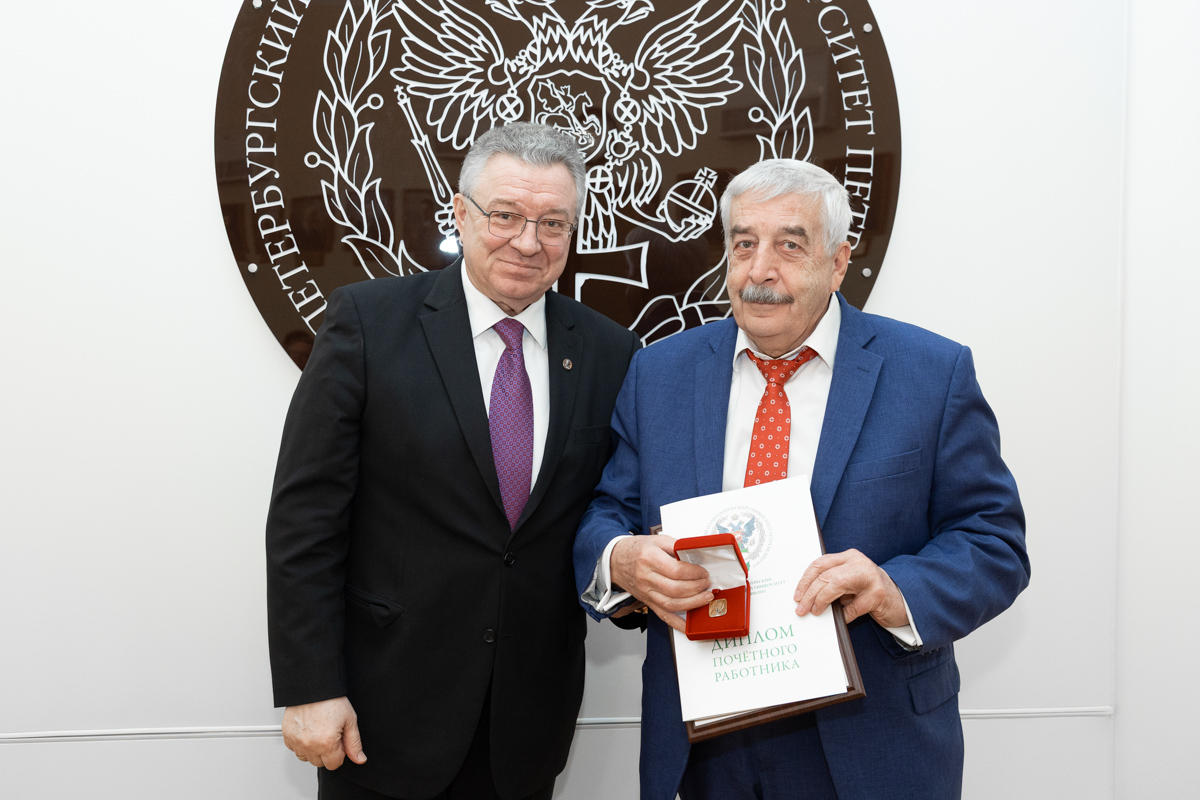 Ректор Андрей Рудской вручил диплом почётного работника СПбПУ руководителю Административного аппарата Владимиру Глухову 