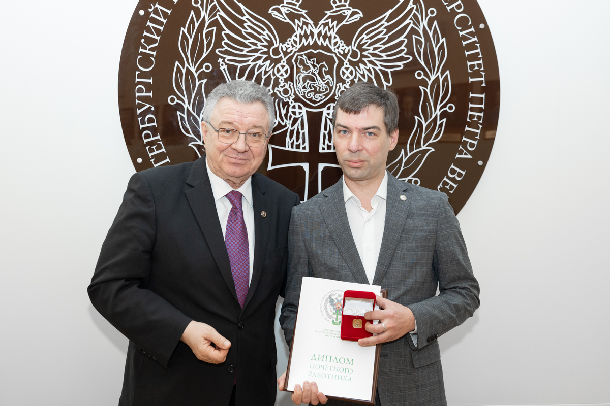 Ректор Андрей Рудской вручил диплом почётного работника СПбПУ директору Института среднего профессионального образования Роману Байбикову 