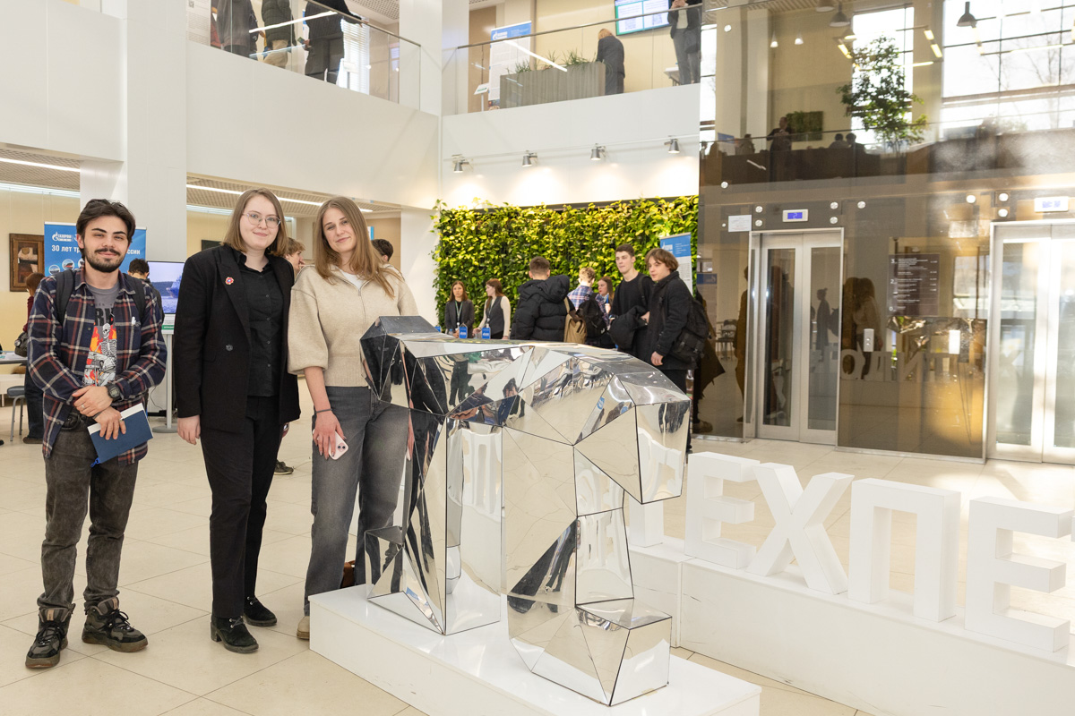 Студенты на ярмарке вакансий 