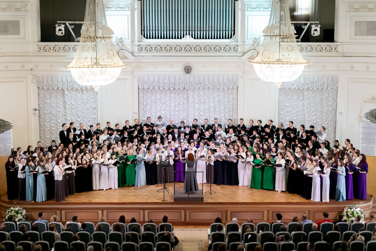 На сцене Белого зала встретились семь хоровых коллективов 