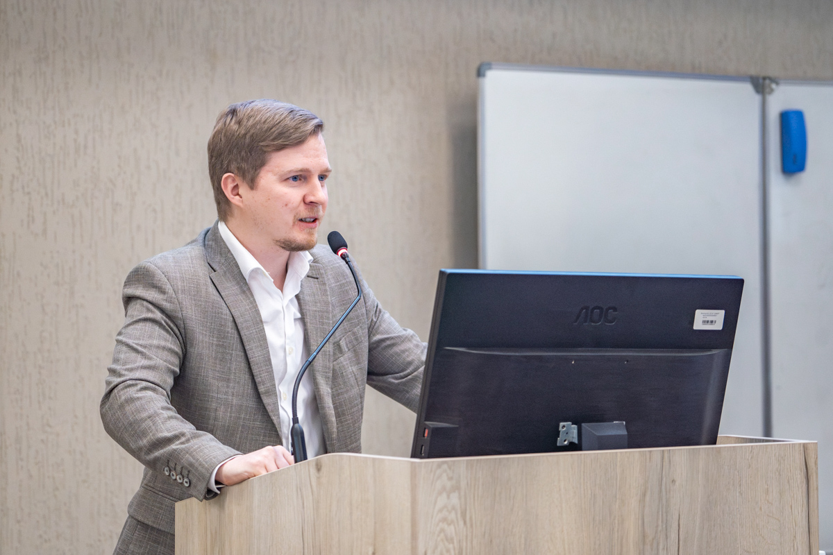 Зампред Комтранса Петербурга Денис Усанов рассказал в ИПМЭиТ о ключевых трендах и перспективах развития общественного транспорта города 