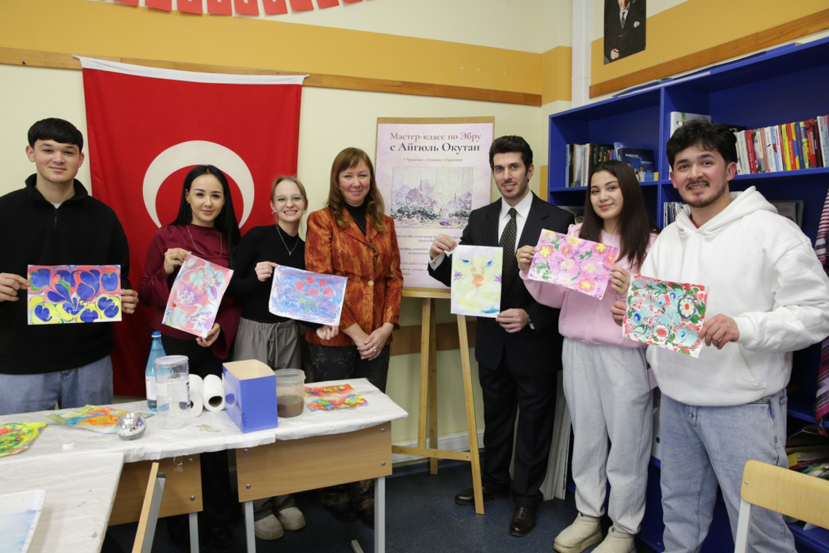 Участники мастер-класса попробовали свои силы в этом уникальном виде искусства. Фото: Омер Дельгадо 