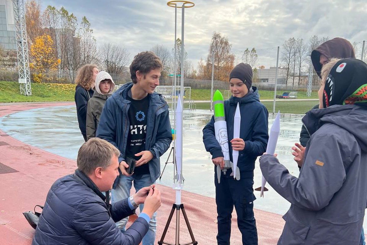 Модели можно запускать на школьном стадионе 