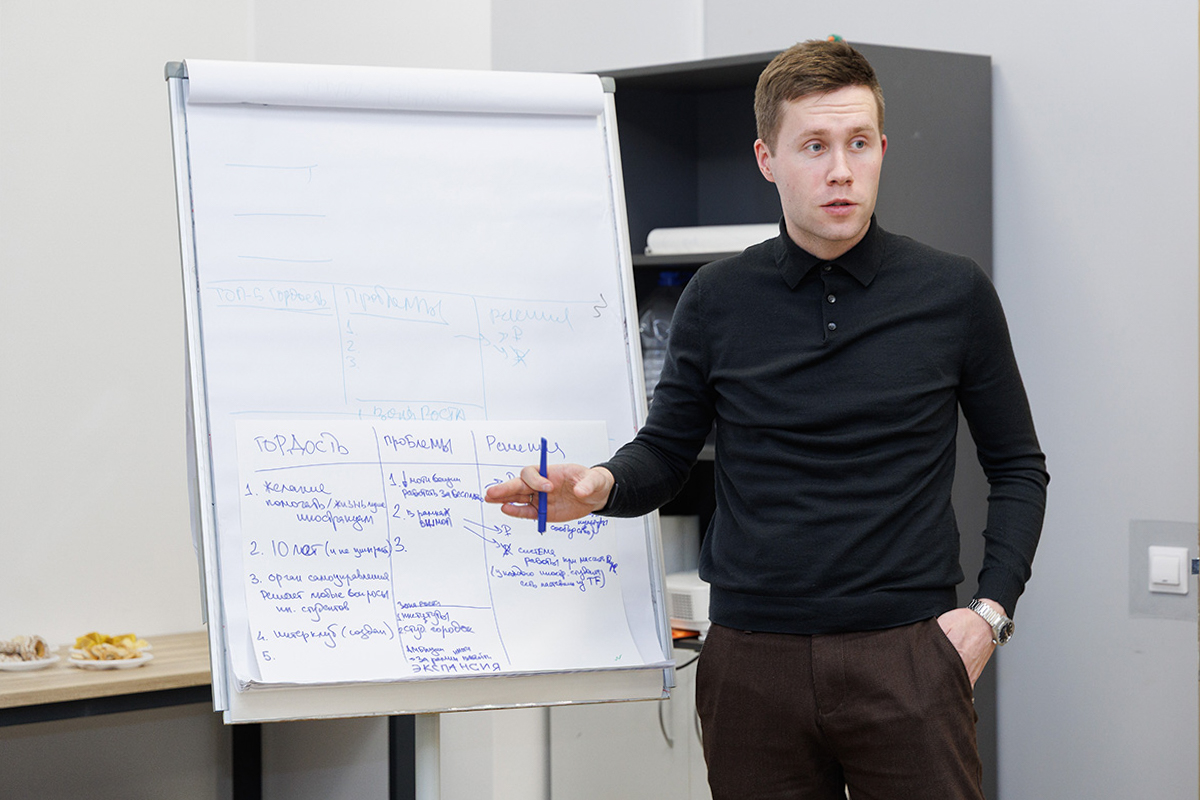 Проректор по информационной, молодёжной политике и безопасности Максим Пашоликов 