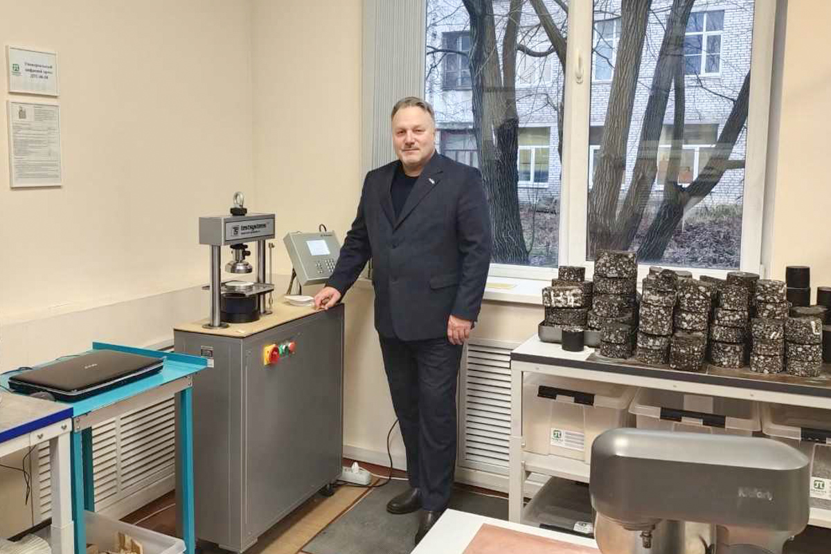 Директор ВШПГиДС Юрий Лазарев 