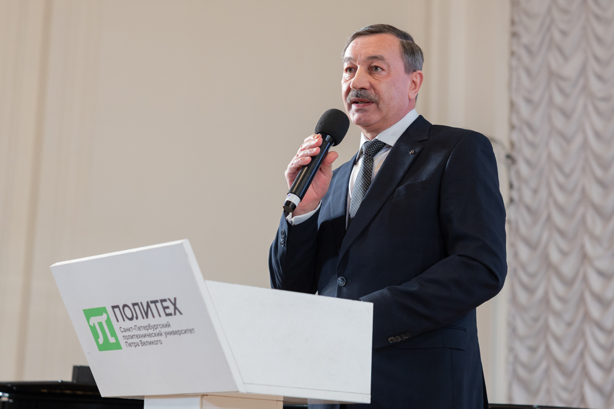 Исполняющий обязанности директора Государственного мемориального музея обороны и блокады Ленинграда Анатолий Перебыковский 