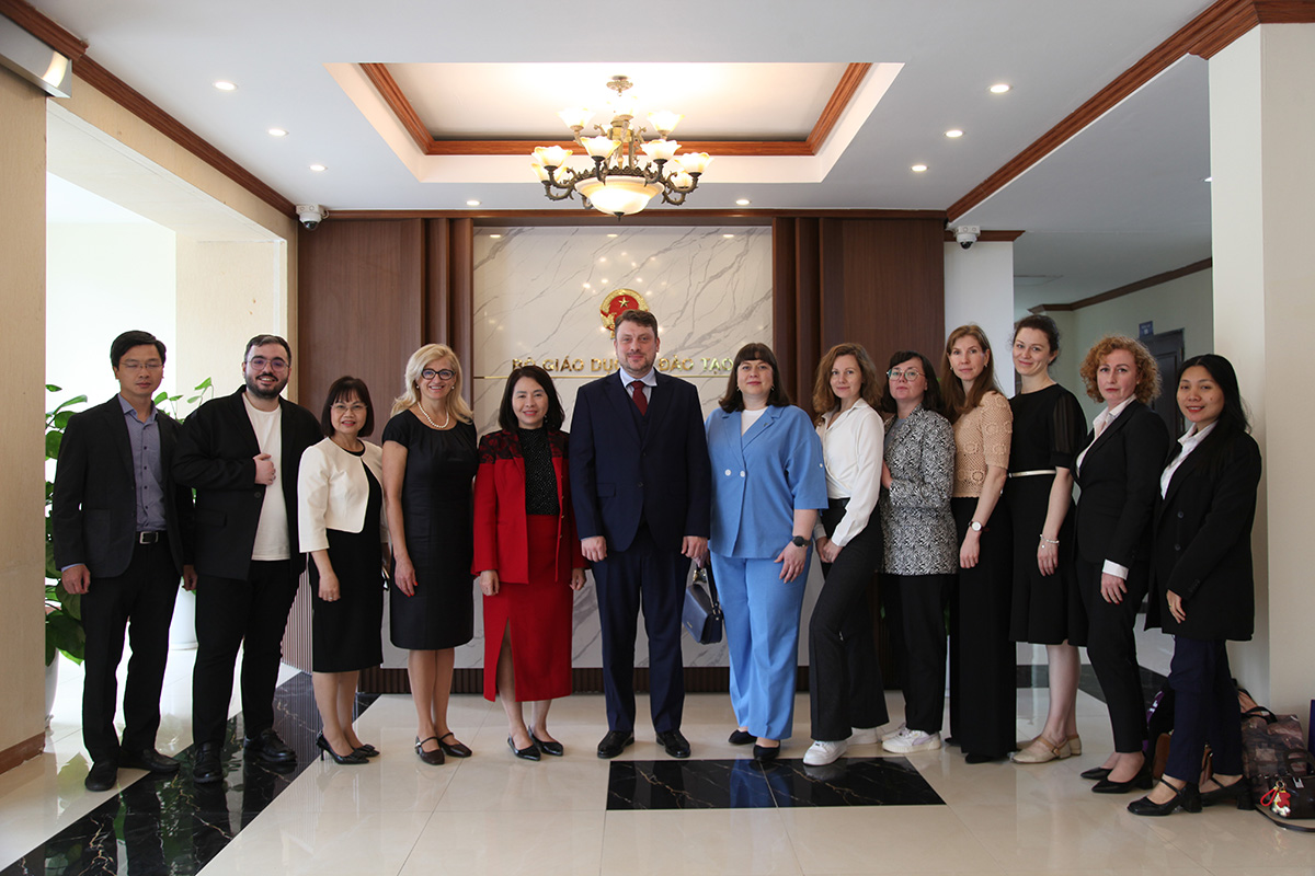 Встреча в Министерстве образования и подготовки кадров СРВ 