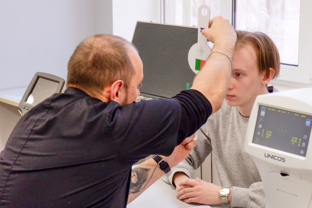 Во время акции студенты бесплатно проходили экспресс-диагностику зрения 