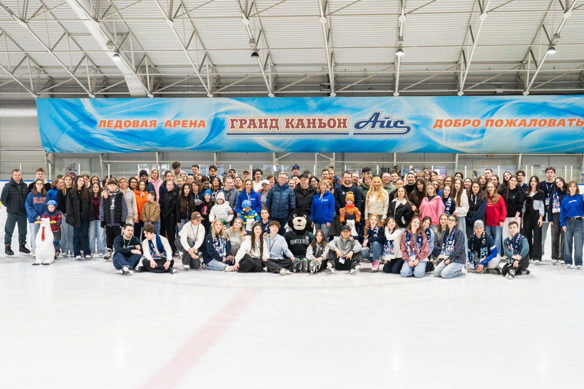 Участники юбилейного катания на коньках 