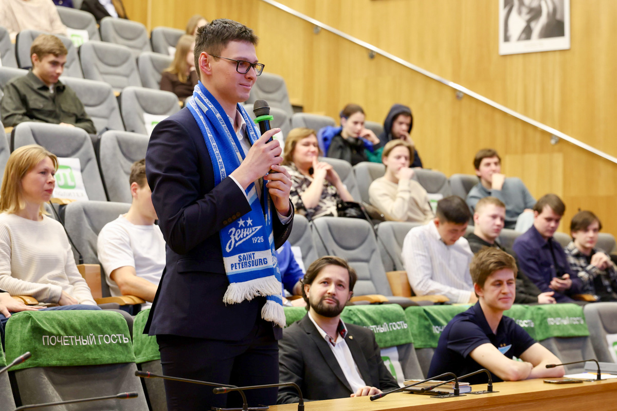 Из зала нашему гостю задали много вопросов 