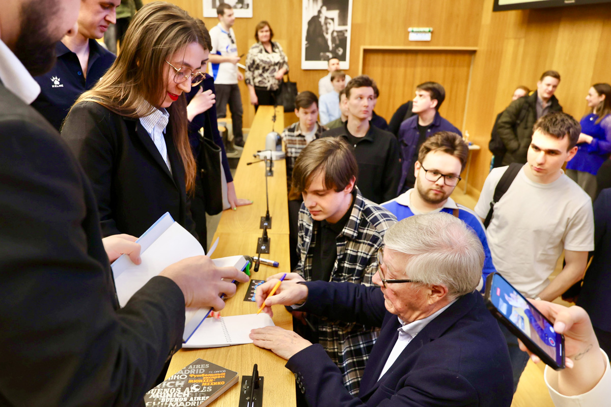 Оказалось много желающих получить автограф заслуженного комментатора 