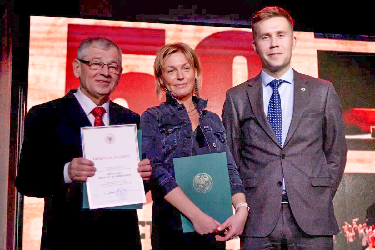 Ольга Лыткина с Виктором Борисенко и проректором по информационной, молодёжной политике и безопасности СПбПУ Максимом Пашоликовым на праздновании 50-летия Студенческого театра 