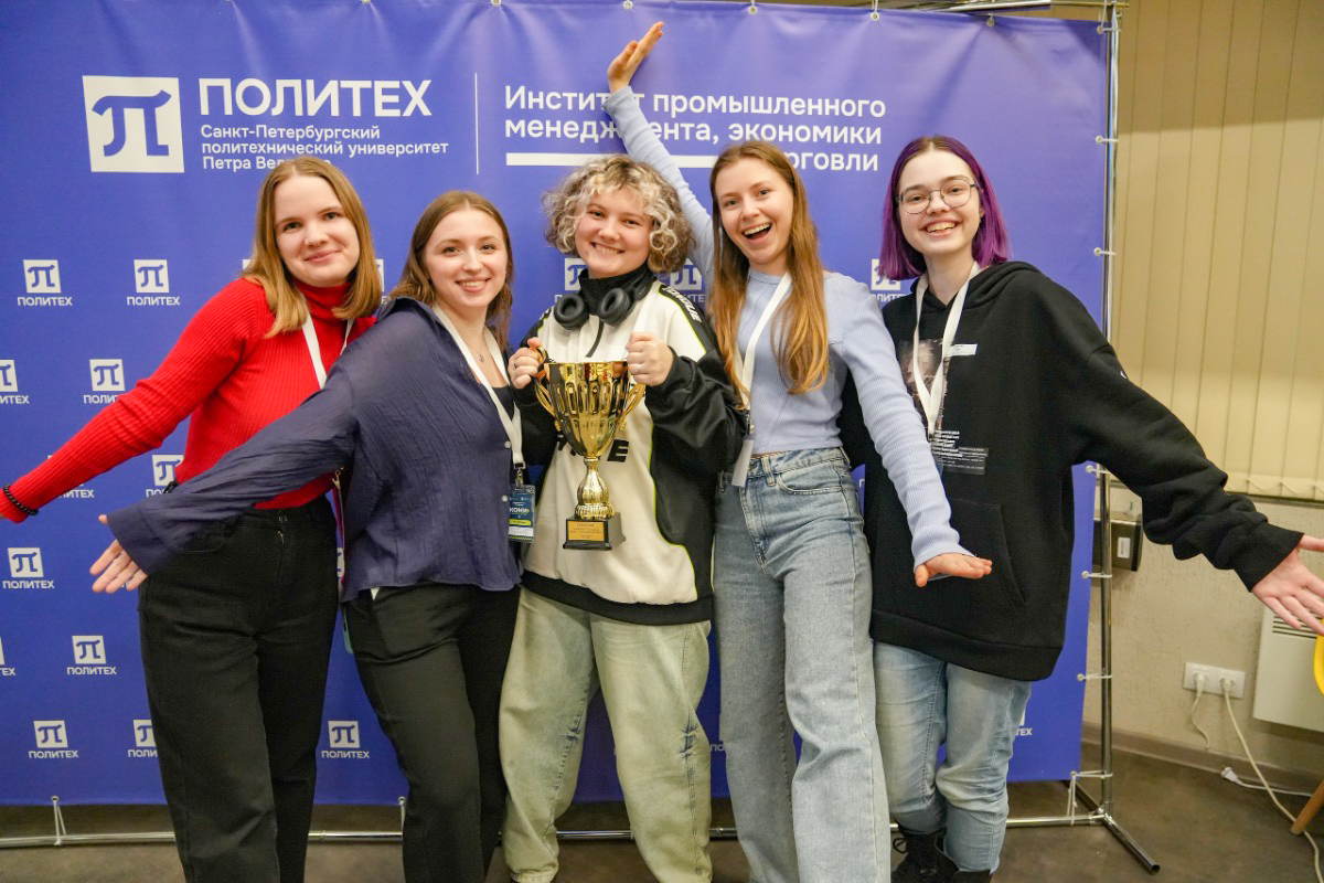 Обладателем гран-при стала команда студентов третьего курса направления «Государственное и муниципальное управление» «Регион11» 