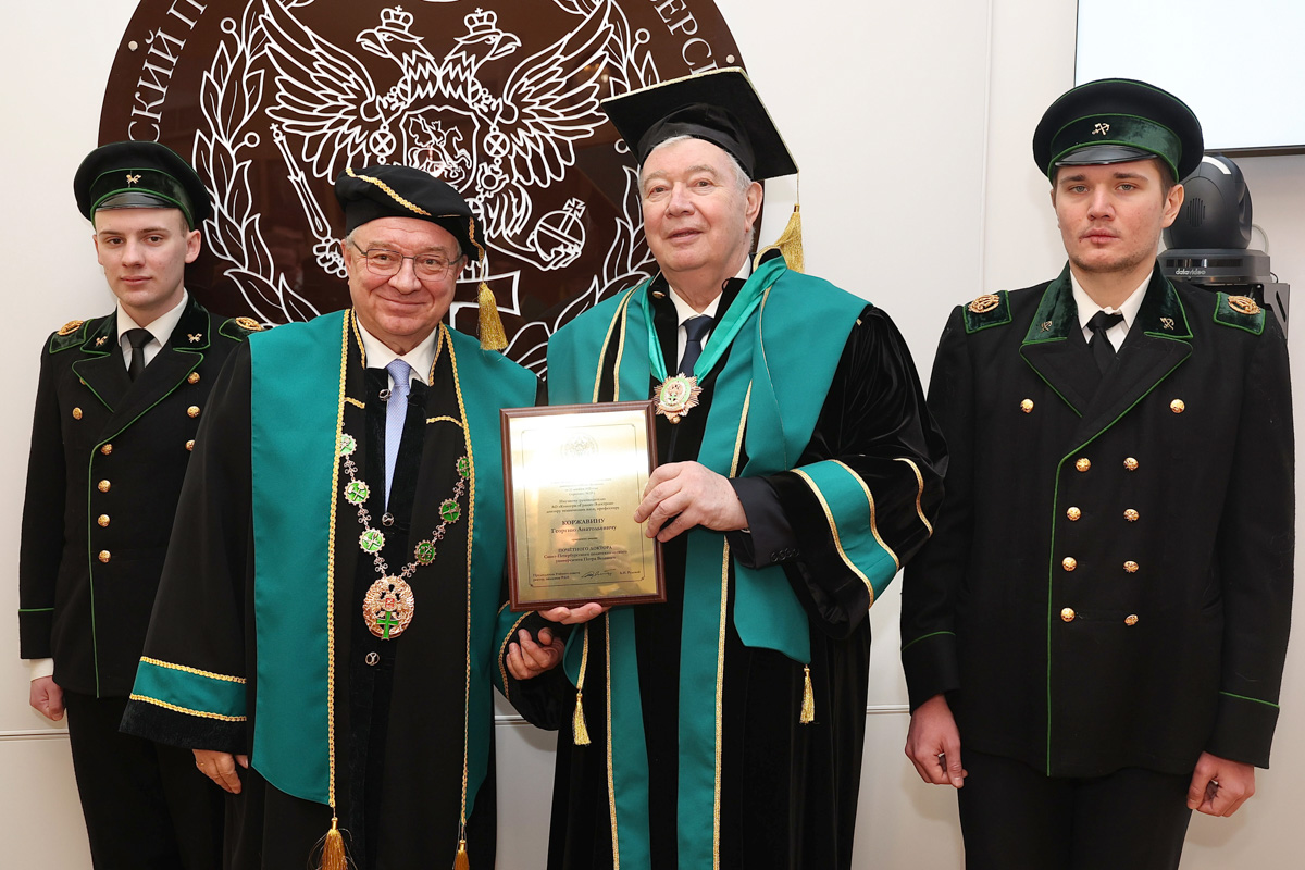 Ректор СПбПУ вручил Георгию Коржавину атрибуты Почётного доктора 