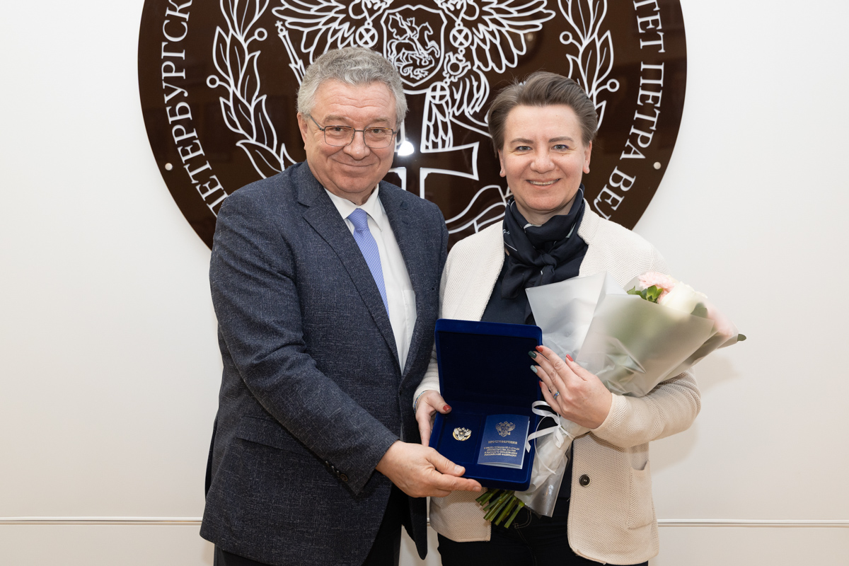 Звание «Почётный работник сферы образования Российской Федерации» присвоено директору Высшей школы электроники и микросистемной техники Вере Лободе 