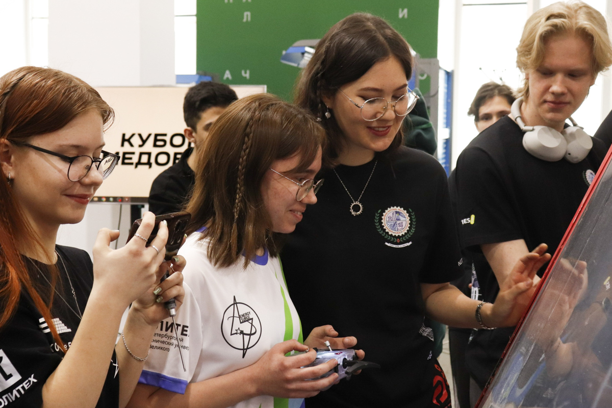 В соревнованиях приняли участие 11 команд из разных регионов