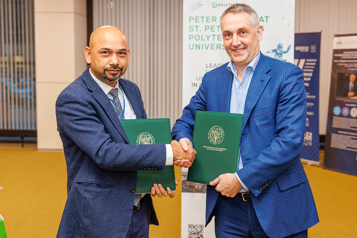 Проректор по научной работе Университета Читкара доктор философии Саурав Диксит и первый проректор СПбПУ Виталий Сергеев