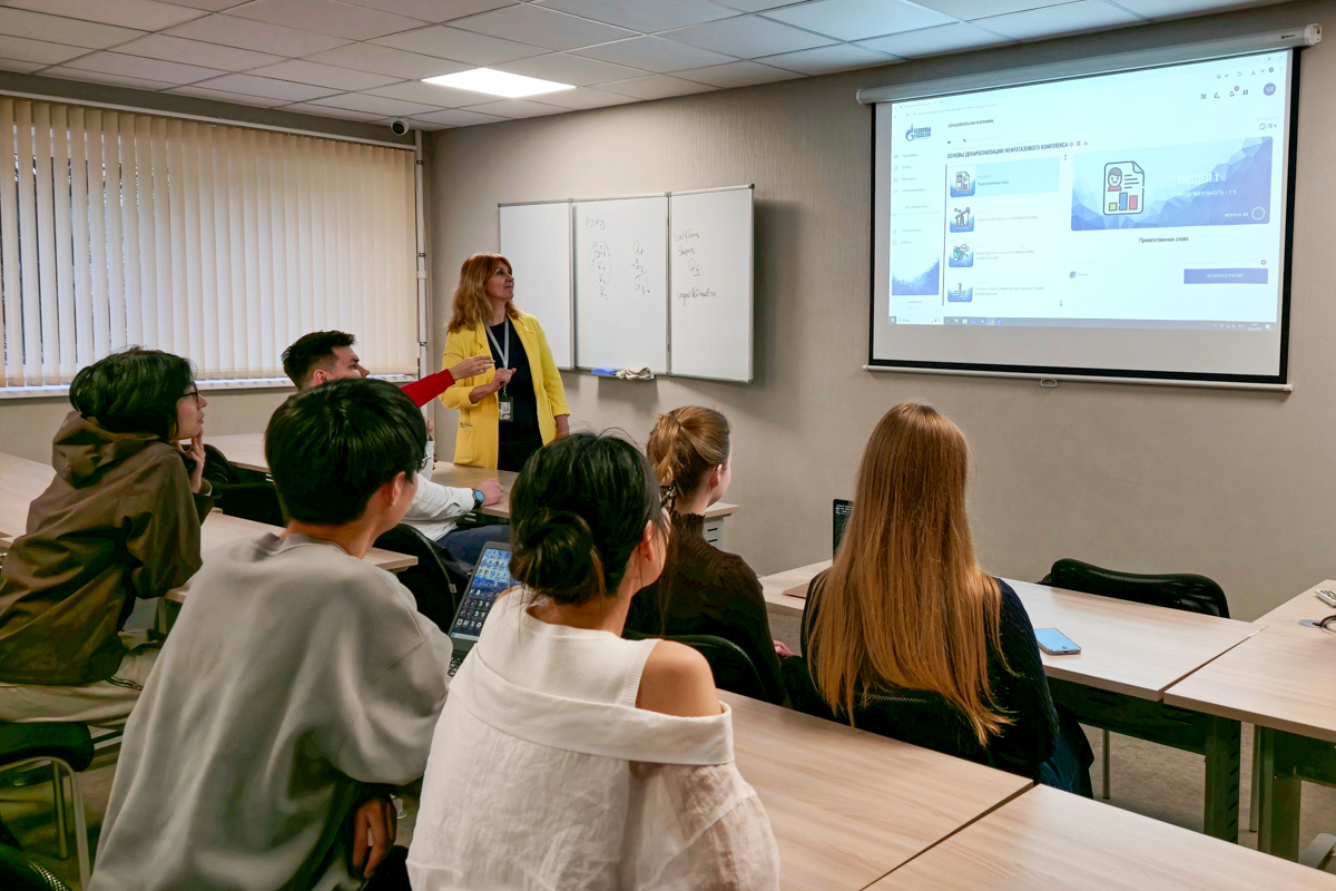 Доцент Высшей школы производственного менеджмента Ирина Багаева проводит консультацию с магистрами по работе с образовательной платформой «Газпром межрегионгаз инжиниринг»