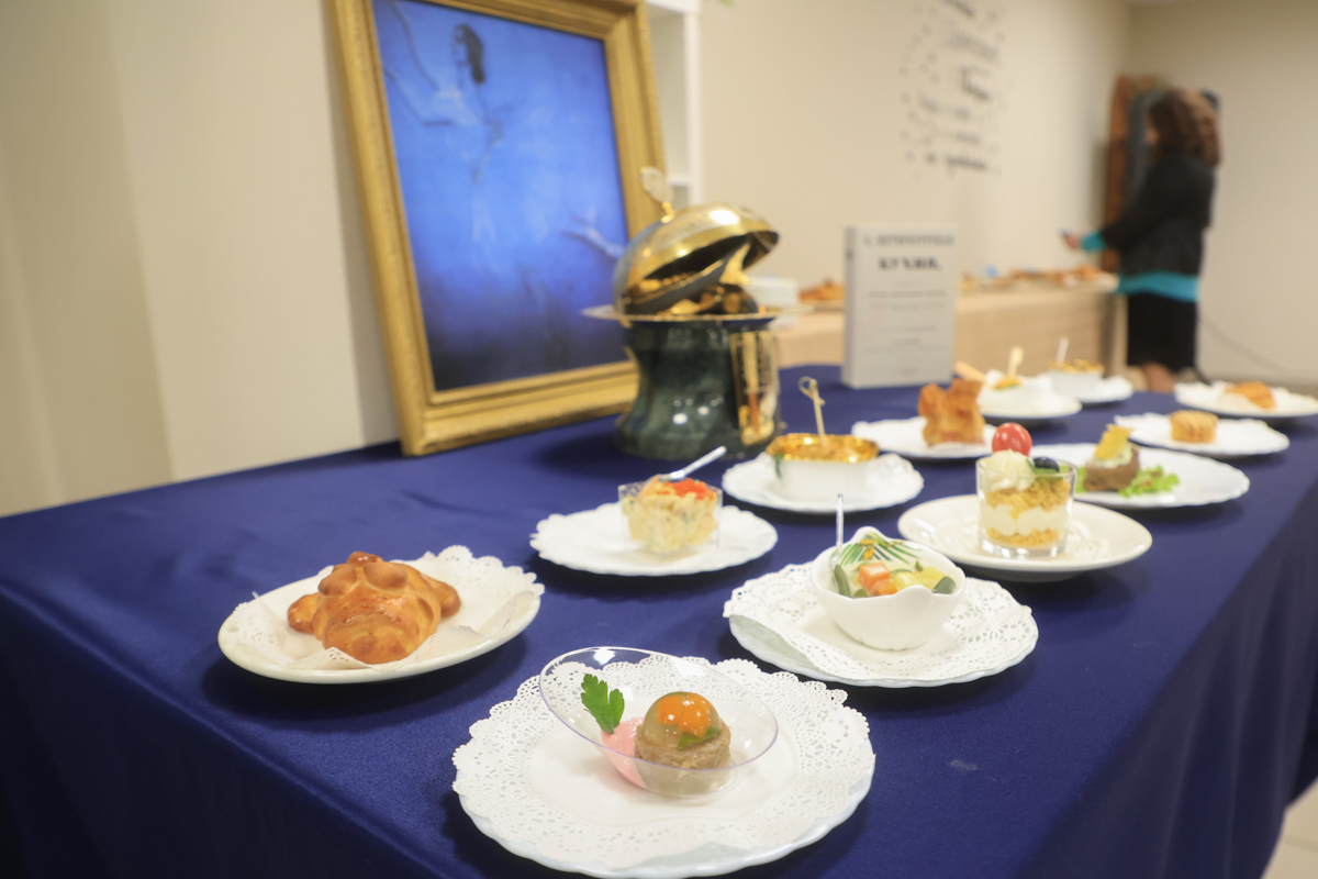 Гости попробовали оливье, холодец, профитроли и много других блюд Серебряного века