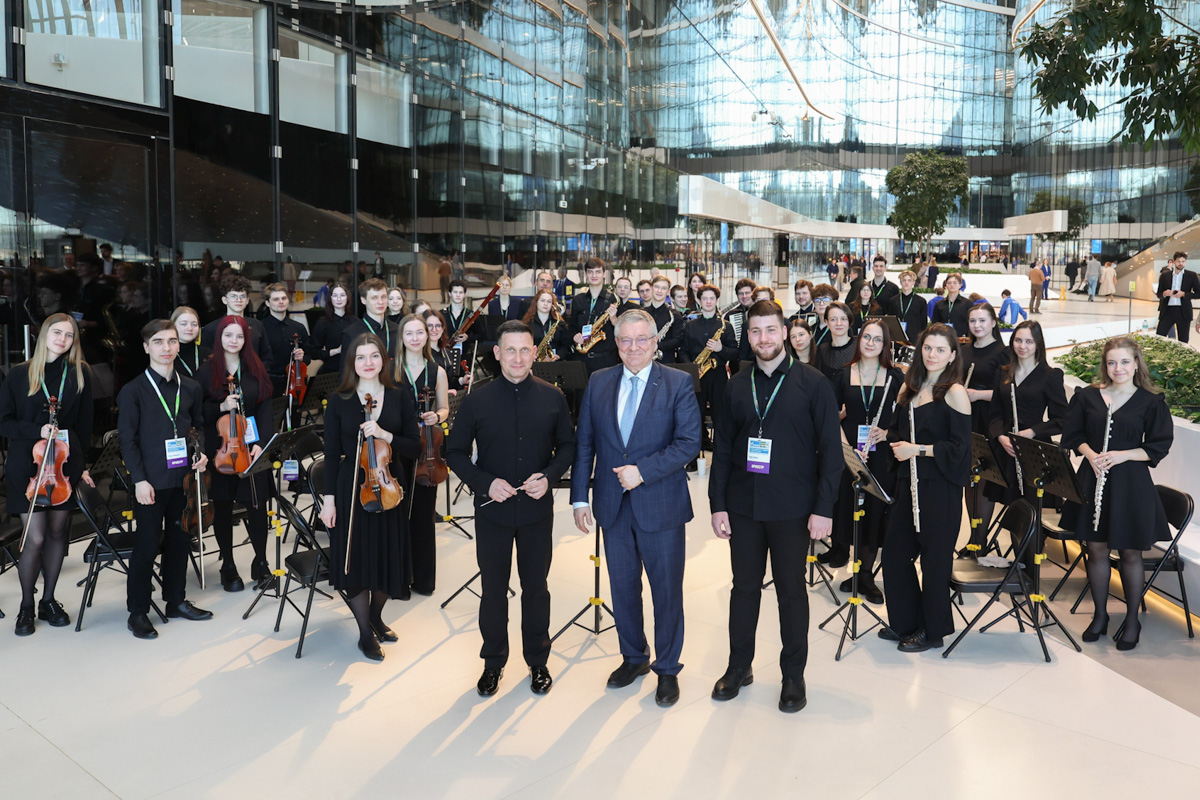 На мероприятии для всех гостей выступал эстрадно-симфонический оркестр СПбПУ Ingenium