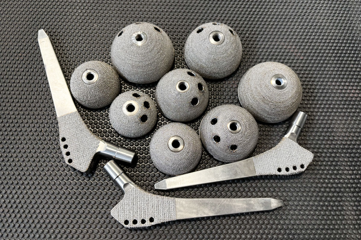 Создание комплекса лазерной наплавки эндопротезов открывает новые возможности для серийного производства отечественных имплантов