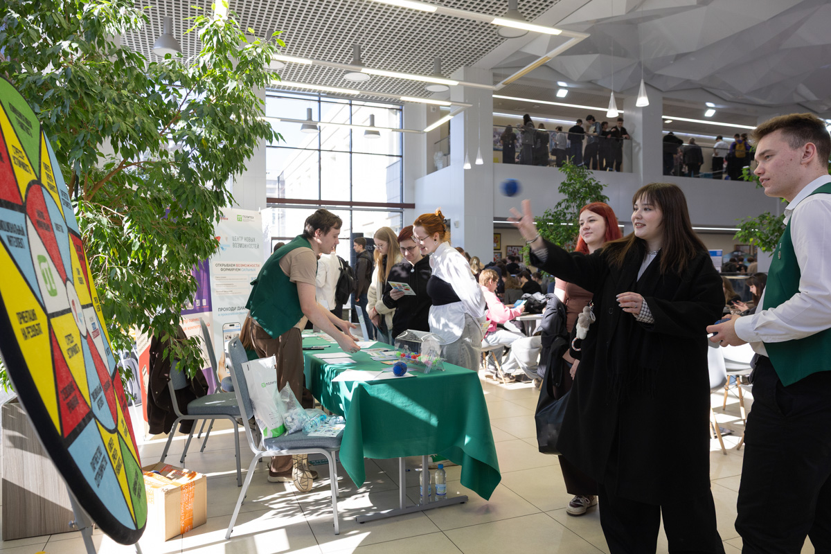 Все компании-партнёры на своих стендах не только рассказывали о возможностях построения карьеры, но и проводили различные интерактивы