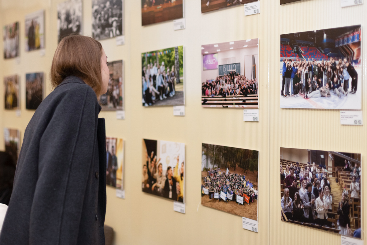 В холле Научно-исследовательского корпуса состоялось открытие фотовыставки, посвящённой 60-летию Профсоюзной организации 