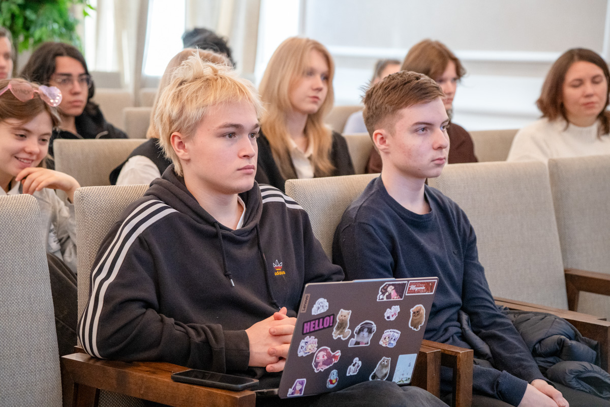 Участники интеллектуальной игры «Что? Где? Когда?»