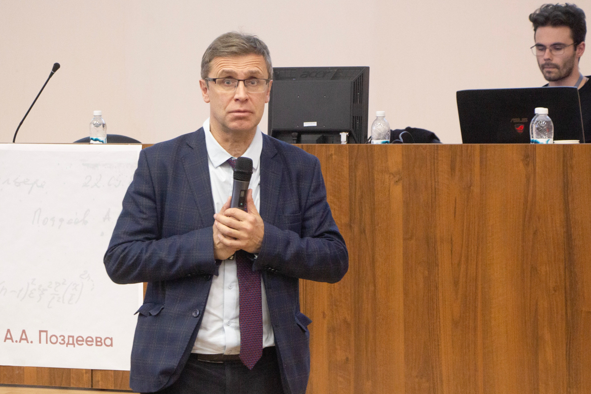 Директор Высшей школы теоретической механики и математической физики ФизМеха СПбПУ, член-корреспондент РАН Антон Кривцов 