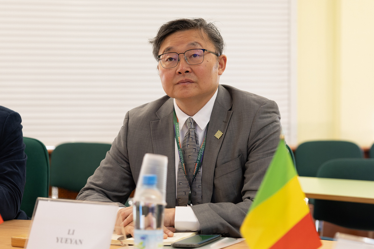 Профессор Сианьского университета архитектуры и технологий (КНР) Ли Юэянь 