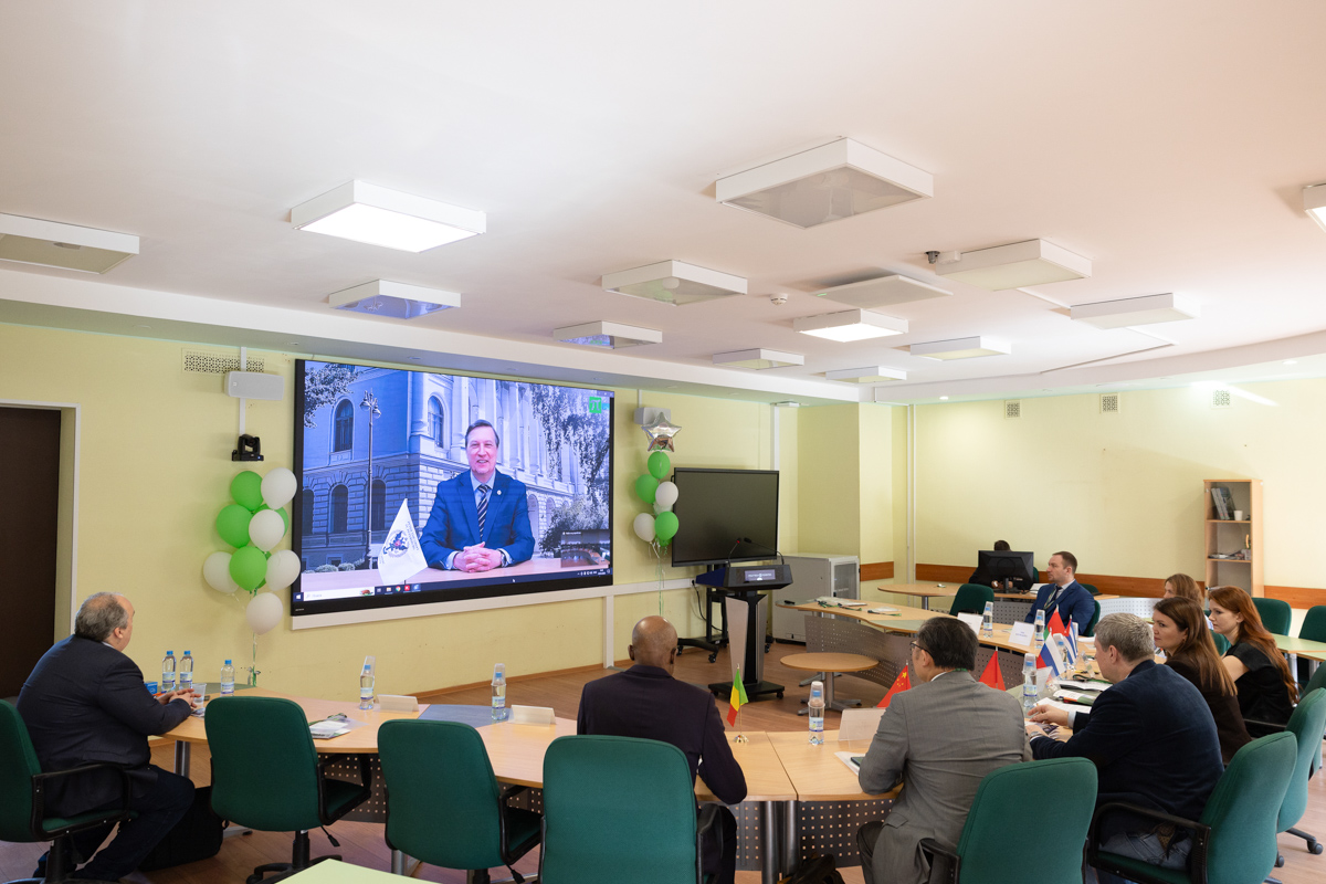 Дмитрий Арсеньев обратился к участникам с приветствием 