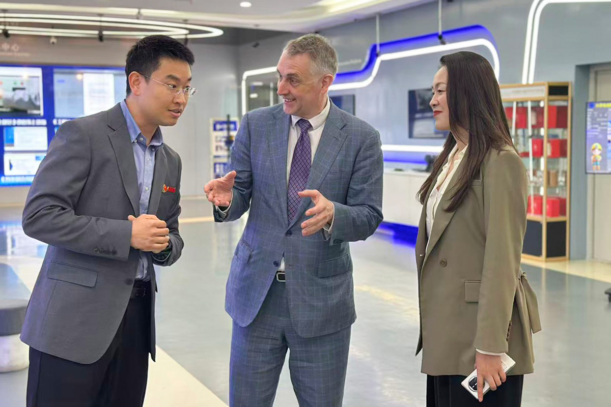 С китайской стороны делегацию возглавила проректор XATU Янь Ли 