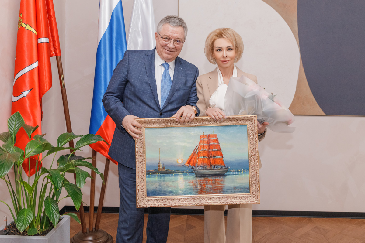 Андрей Рудской и директор «Газпром школы Санкт-Петербург» Татьяна Корниенко